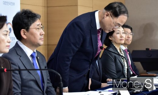 [머니S포토] 경제부처 합동브리핑 시작하는 홍남기 부총리