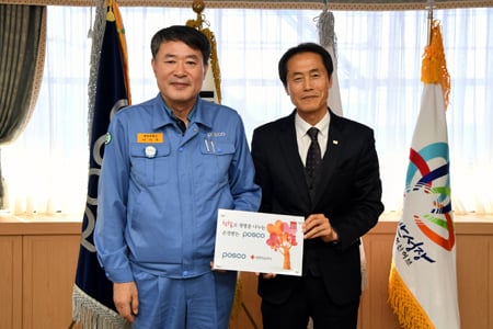 포스코 광양제철소와 대한적십자사가 19일 광양제철소 소본부에서 헌혈 약정식을 체결했다. 이로써 광양제철소는 헌혈 1000명 이상 단일기업(사업장)으로 등재 될 예정이다. (사진 왼쪽부터 이시우 광양제철소장, 김영길 대한적십자사 광주전남혈액원장)/사진제공=광양제철소