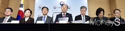 [머니S포토] 한자리에 모인 경제부처 장차관