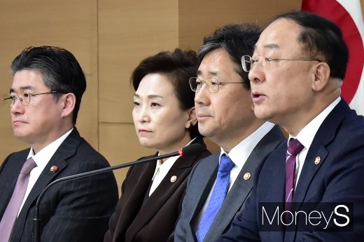 [머니S포토] 브리핑하는 홍남기 경제부총리