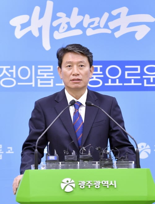 ▲조인철 광주광역시 문화경제부시장이 19일 오전 시청 브리핑실에서 광주형일자리 첫 모델인 (주)광주글로벌모터스와 관련한 브리핑을 하고 있다./사진=광주광역시