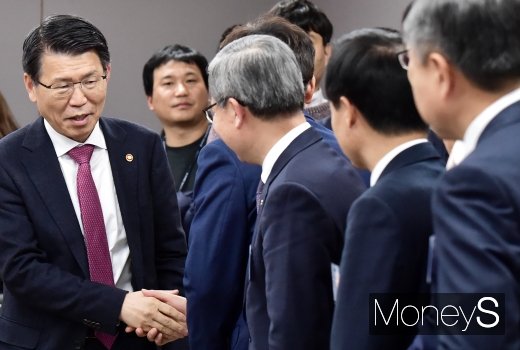 [머니S포토] 보험업계 사장들과 인사하는 은성수 금융위원장
