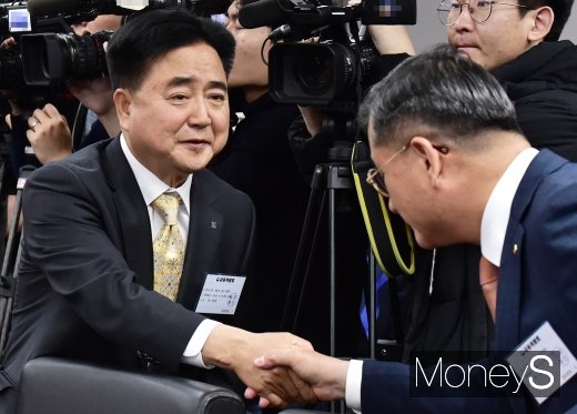 [머니S포토] 금융위-보험회사 CEO 간담회 참석한 신용길 생보협회장