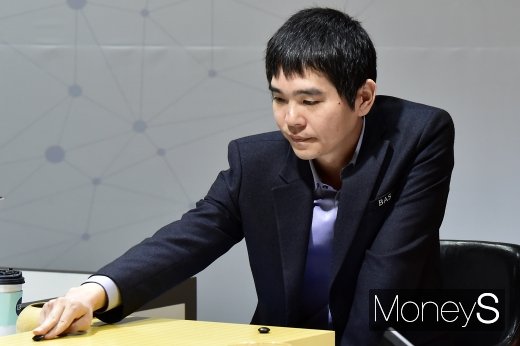 이세돌, AI 한돌과 호선으로 맞붙은 2국서 흑 불계패(속보)