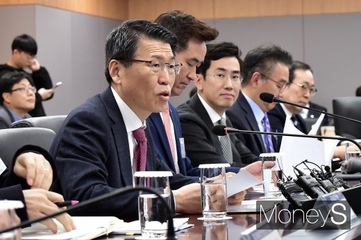 은성수 금융위원장(왼쪽)이 19일 서울 세종로 정부서울청사 금융위원회에서 열린 보험회사 CEO와 간담회에서 발언하고 있다./사진=임한별 기자 