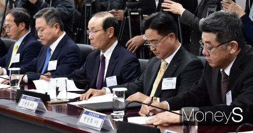 [머니S포토] 금융위 발언 경청하는 보험업계 수장들