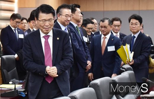 [머니S포토] 은성수 위원장, 보험업계 만나 무슨 얘기 나눴나?
