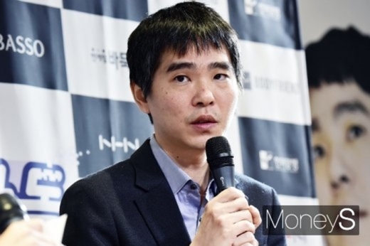 이세돌 9단이 '한돌'과의 은퇴 기념 대국을 치른후 인터뷰를 하고 있다./사진=임한별 기자