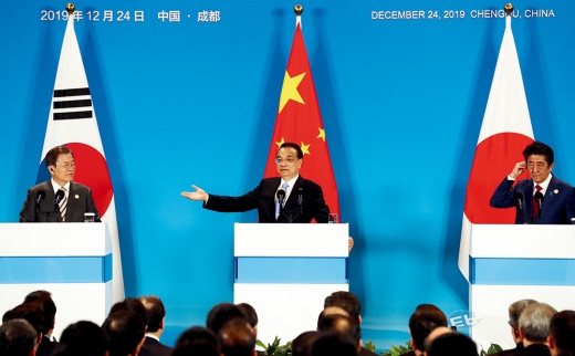 2019년 12월24일 중국 청두의 세기성 국제회의장에서 문재인 대통령과 리커창 중국 총리, 아베 신조 일본총리가 한중일 정상회의를 한 후 공동 언론발표를 하고 있다. /사진=뉴시스 박영태 기자