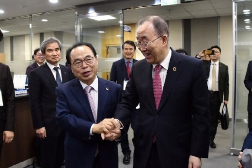 오거돈 부산시장(왼쪽)이 국가사업인 2030부산월드엑스포 유치를 위해 국가기후환경회의 반기문 위원장과 항만 미세먼지 저감대책을 논의했다./사진제공=부산시