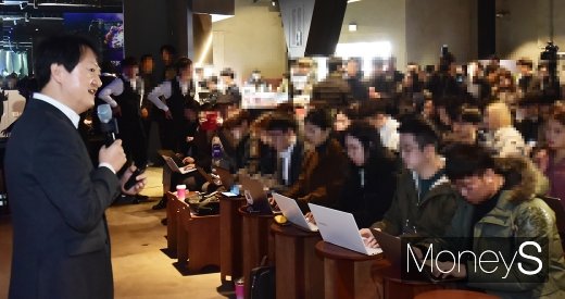 [머니S포토] 고사양 5G 스트리밍 설명하는 박현진 KT 사업본부장
