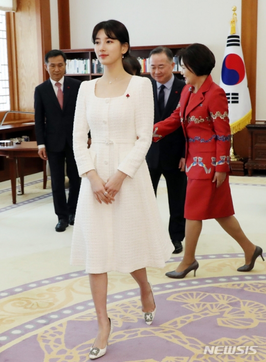 20일 청와대 본관에서 열린 사랑의 열매 성금 전달식에 참석한 가수 겸 배우 수지. /사진=뉴시스