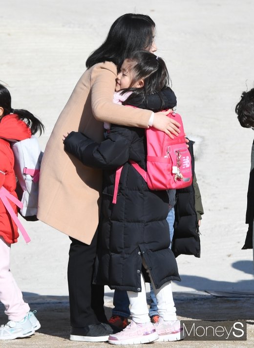 [머니S포토] '방학 잘 보내고 올게요'