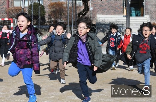 [머니S포토] '와~ 오늘부터 방학'