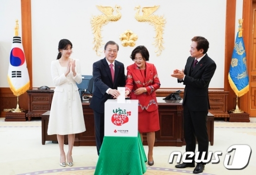 20일 청와대 본관에서 열린 '사랑의열매 성금 전달식'에 참석한 가수 겸 배우 수지, 문재인 대통령, 김정숙 여사, 배우 정보석(왼쪽부터). /사진=뉴스1(청와대 제공)