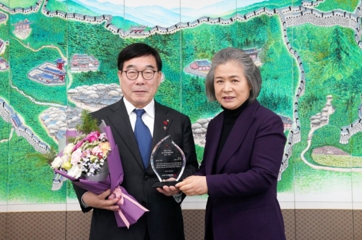 신동헌 광주시장(좌측)이 (사)경기도박물관협회에서 주관하는 ‘2019년 제15회 자랑스러운 경기도 박물관인상’ 수상자로 선정됐다. / 사진제공=광주시
