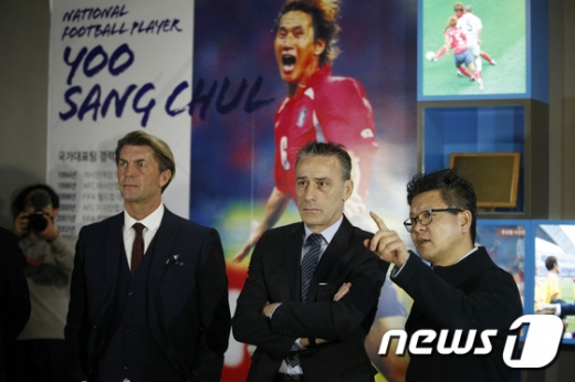콜린 벨 한국 여자 축구대표팀 감독과 파울루 벤투 한국 남자 축구대표팀 감독(왼쪽부터)이 20일 서울 마포구 상암 월드컵경기장에 마련된 '유상철 사진전'을 찾아 정의석 풋볼팬타지움 대표의 설명을 듣고 있다. /사진=뉴스1