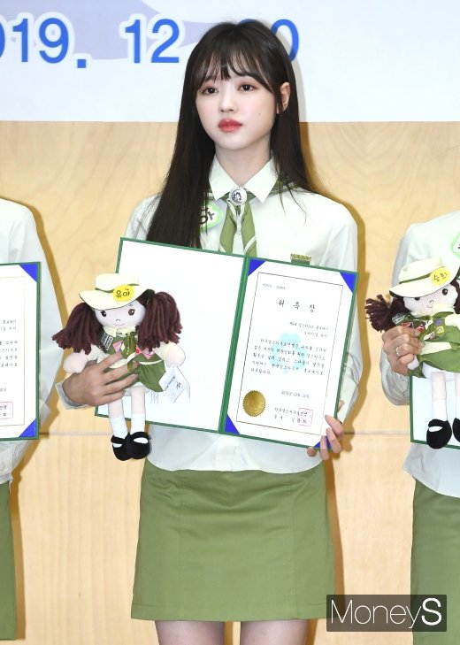 [머니S포토] 오마이걸 유아 '인형이 여기있네~'
