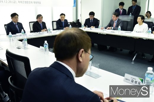 [머니S포토] 저축은행 대표들에게 축사 전하는 윤석헌 금감원장