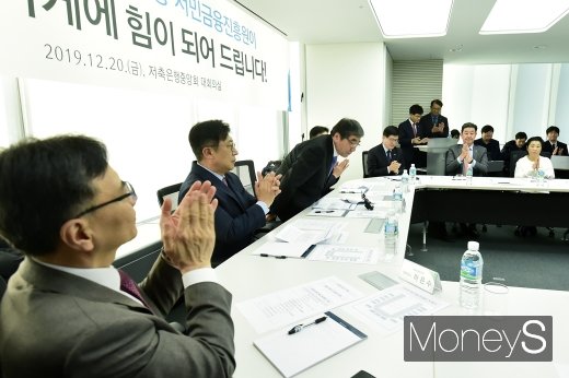 [머니S포토] 인사하는 윤석헌 금감원장