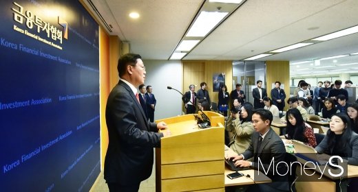 [머니S포토] 취재진 앞에 선 나재철 신임 금투협회장