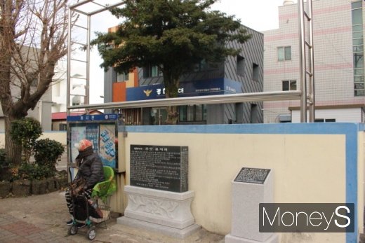 구좌파출소와 나란한 두 표지석. /사진=박정웅 기자