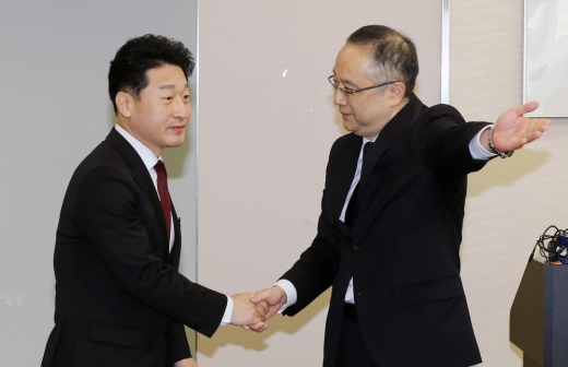 이호현 산업통상자원부 무역정책국장이 16일(현지시간) 일본 경제산업성 17층 특별회의실에서 이다 요이치 일본 경제산업성 무역관리부장과 '제7차 한일 수출관리정책대화'에 앞서 인사를 나누고 있다. / 사진=산업통상자원부