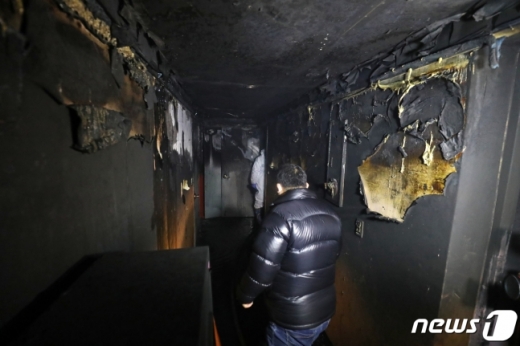 22일 오전 5시55분쯤 광주 북구 두암동의 한 모텔에서 화재가 발생했다. 소방당국이 화재원인 조사와 인명 수색 등을 펼치고 있다. 이 불로 투숙객 1명이 숨지고 24명이 연기 등을 흡입해 병원으로 옮겨져 치료 중이다. /사진=뉴스1 황희규 기자