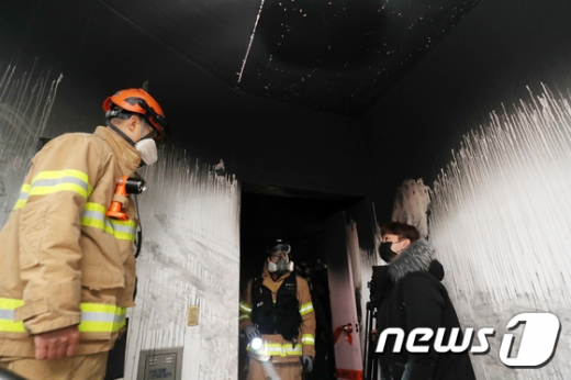 22일 오전 5시45분쯤 광주 북구 두암동의 한 모텔에서 불이 났다. 33명의 사상자가 발생했고 2명이 숨졌다. /사진=뉴스1 황희규 기자