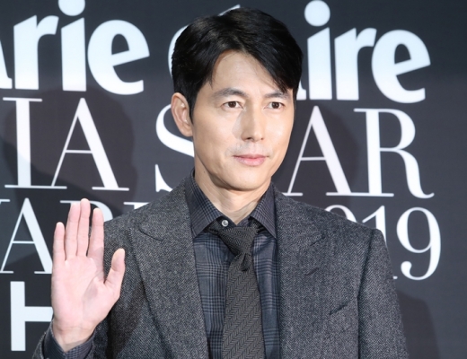 배우 정우성이 '아시아 스타 어워즈 2019' 행사에 참석해 포즈를 취하고 있다. /사진=뉴스1