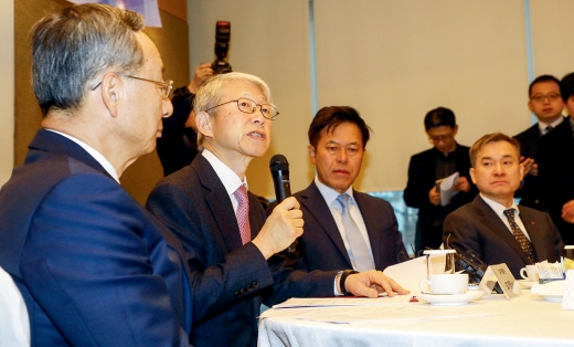 최기영 과학기술정보통신부 장관과 이동통신 3사 CEO가 지난해 11월 조찬회동을 가졌다. /사진=뉴스1
