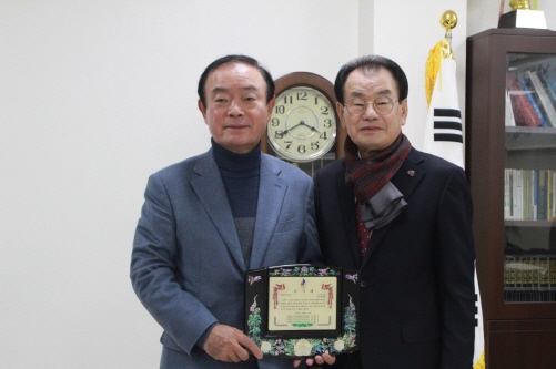 ▲(재)5.18기념재단은 지난 21일 김대중컨벤션센터에서 '민주·인권·평화한마당' 행사를 갖고, 장 의원에게 감사패를 전달하고 있다./사진=의원실