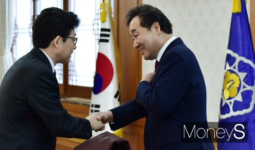 [머니S포토] 인사 나누는 이낙연-조명래