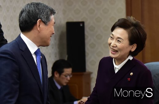 [머니S포토] 용산공원위 첫 회의, 대화 나누는 김현미-정경두