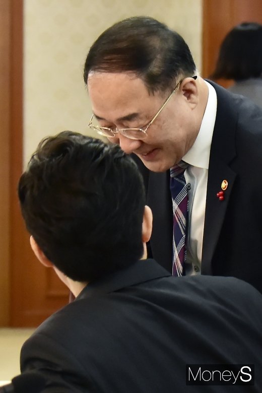 [머니S포토] 대화 나누는 홍남기-조명래