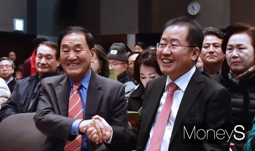 [머니S포토] 맞손잡은 이재오X홍준표, 국민통합연대 창립
