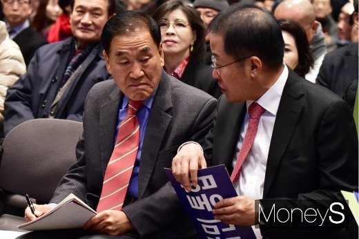 [머니S포토] 국민통합연대 창립, 대화 나누는 이재오-홍준표