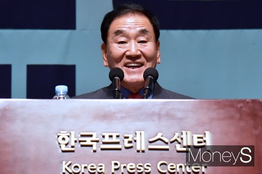 [머니S포토] 창립 인사말 전하는 이재오