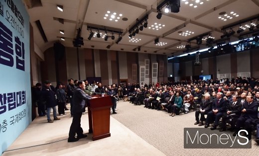 [머니S포토] 보수연합 앞 창립 인사말 전하는 이재오