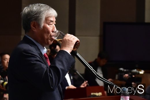 [머니S포토] 축사 후 목축이는 전광훈 한기총 회장