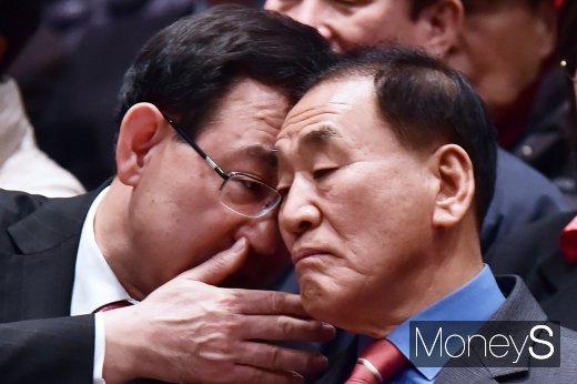 [머니S포토] 귀엣말 나누는 이재오-주호영