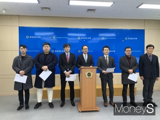 새로운보수당 경남신당기획단 김유근 단장, 정규헌·장성동 경남도당 공동창당준비위원장 등이 23일 오전 경남도의회 브리핑룸에서 오는 27일 경남도당 창당대회 관련해 기자회견을 하고 있다. &copy;새로운보수당 경남신당기획단 제공.