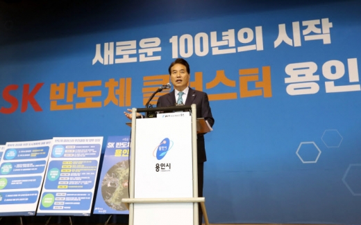반도체크러스터 유치가 확정된 뒤 기자회견하는 백군기 시장. / 사진제공=용인시
