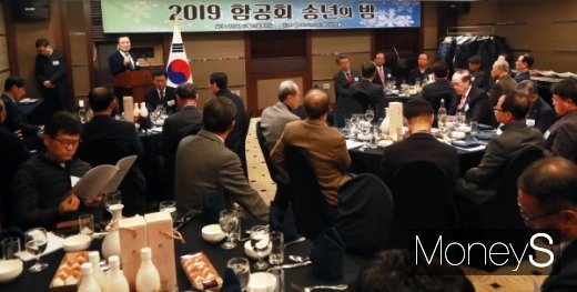 함양군 출신 중앙정부부처 공무원 모임인 함공회(회장 강준석 전 해양수산부차관)는 지난 21일 오후 6시 서울 프리마호텔에서 2019 송년의 밤 행사를 가졌다.&copy;함양군 제공.