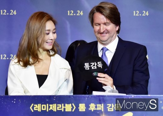 [머니S포토] 옥주현 선물한 캡 모자 바라보는 톰 후퍼