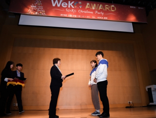 ‘제1기 코이카 국민 서포터즈 위코(WeKO) 성과공유회’에서 이미경 코이카 이사장(왼쪽)이 이성권 서포터즈(오른쪽 첫번째), 김예원 서포터즈(오른쪽 두 번째)에게 수료증을 수여하고 있다. /사진제공=코이카