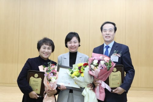 광주광역시 동구의회 조승민 의원, 홍기월 의원, 전영원 의원은 23일 오전 서구청 대회의실에서 광주시 자치구의회의장협의회가 개최한 지방의정봉사상 시상식에서 '지방의정봉사상'을 수상하고 기념사진을 촬영하고 있다./사진=광주 동구청