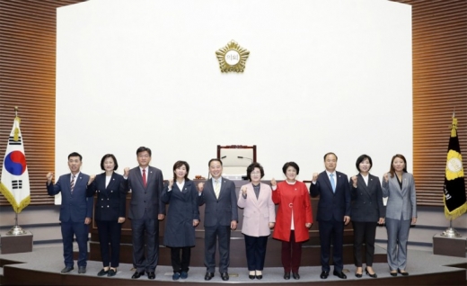 제8대 광주시의회(의장 박현철)는 2019년 한 해 동안 시민과의 소통, 전문성 강화를 위한 연구, 살기좋은 광주를 만들기 위한 입법활동으로 광주시의 발전과 시민 행복을 위해 끊임없이 노력했다고 23일 밝혔다. / 사진제공=광주시의회