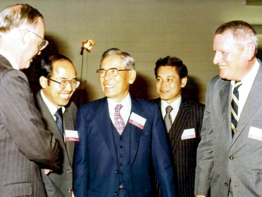 1982년 보스톤대학에서 명예경영학 박사학위를 받은 후 관계자들과 이야기를 나누고 있는 고(故) 이병철 회장. /사진=삼성그룹