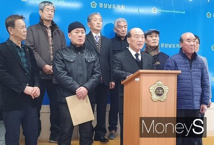 경남도체육회 회장 선거와 관련, 권영민 전 도체육회 상근부회장이 23일 경남도의회 브리핑룸에서 불법선거 의혹을 제기하는 기자회견을 열고 있다. &copy;머니S.